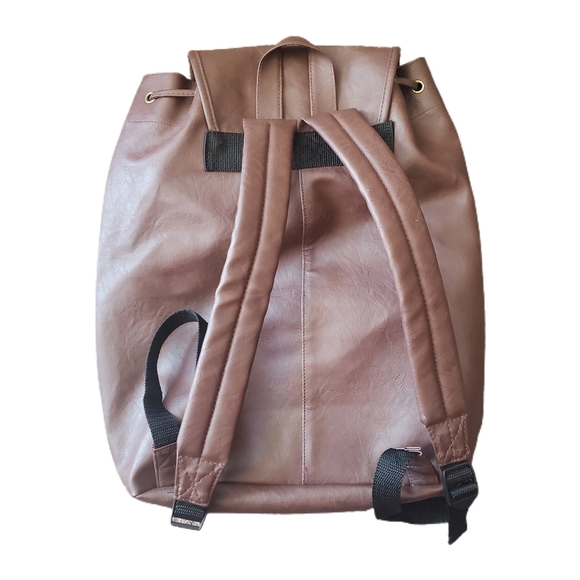 Rugged Outback brown faux leather backpack - Picture 3 of 6